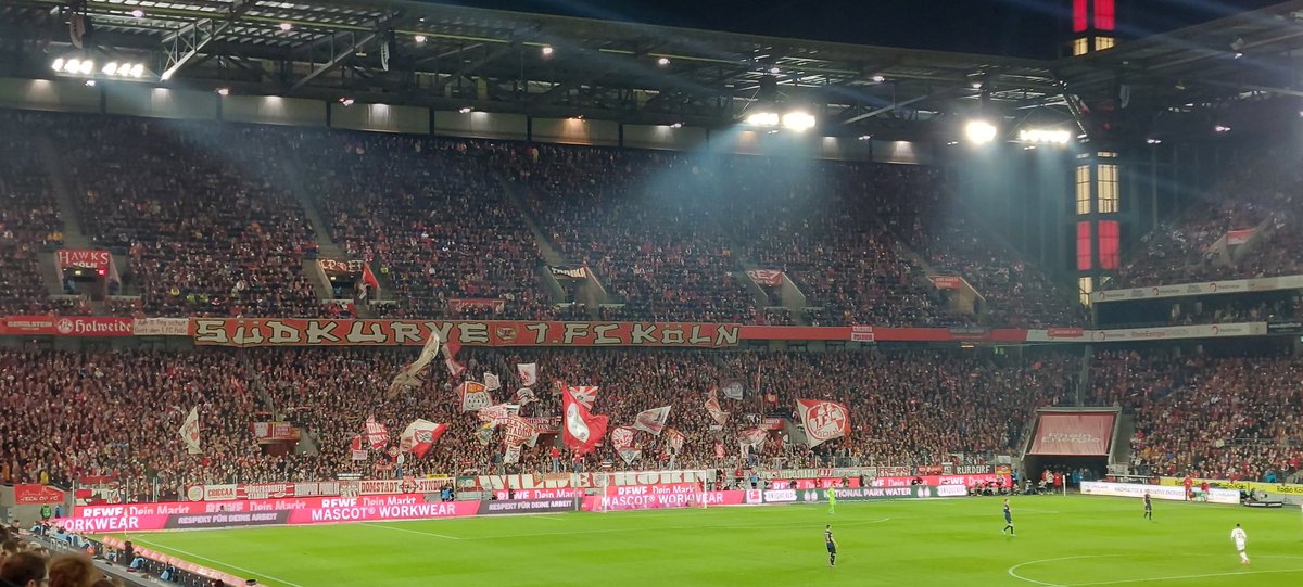 AJBijl's tweet photo. Aangekomen in Keulen snel een Bratwurst gescoord. Daarna naar binnen voor de degradatiekraker tegen Mainz. 

Heerlijk stadion om te zien, prima sfeer van beide kanten met helaas een 0-0 als uitslag. Wedstrijd met hoog tempo en een aantal grote kansen. 

#groundhopping https://t.co/XsPbAuAMN2