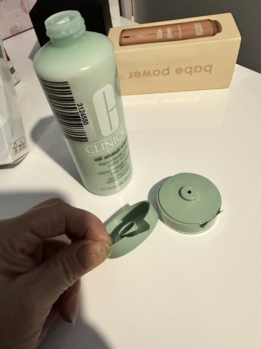 Borough_Bird's tweet photo. I waited all day yesterday for an @Argos_Online  £200 delivery, never showed up in the day I booked it for! Received it today with the Clinique face wash smashed and leaked everywhere, covering the rest of the order! Scabby broken boxes that are for presents, they won’t refund me https://t.co/xdBZhnZr9m