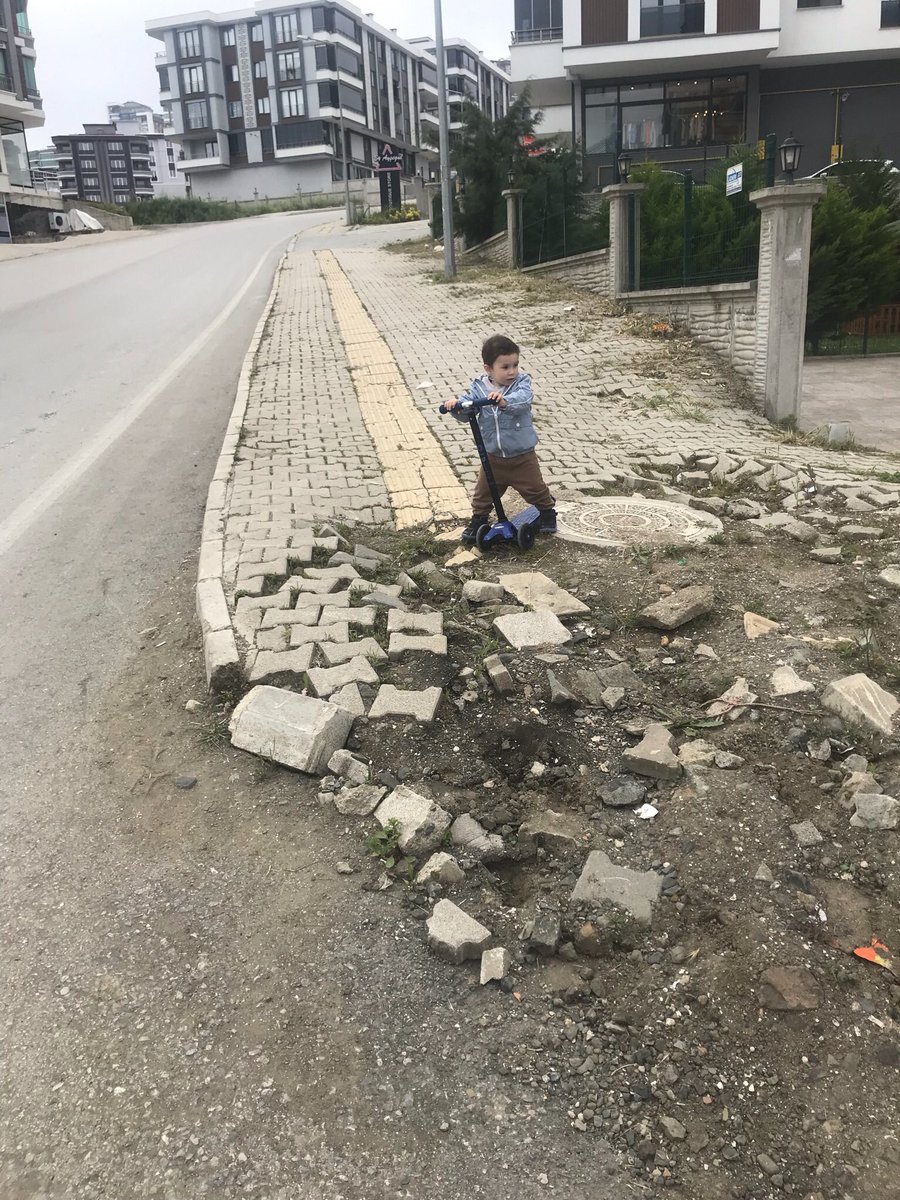 mgenez55's tweet photo. @mustafademirbsb Mevlana mahallesi Serhat caddesi ve 755. Sok kesişimi kaldırımın hali. 2 yıldır bu halde. https://t.co/KpE6i5yo7Z