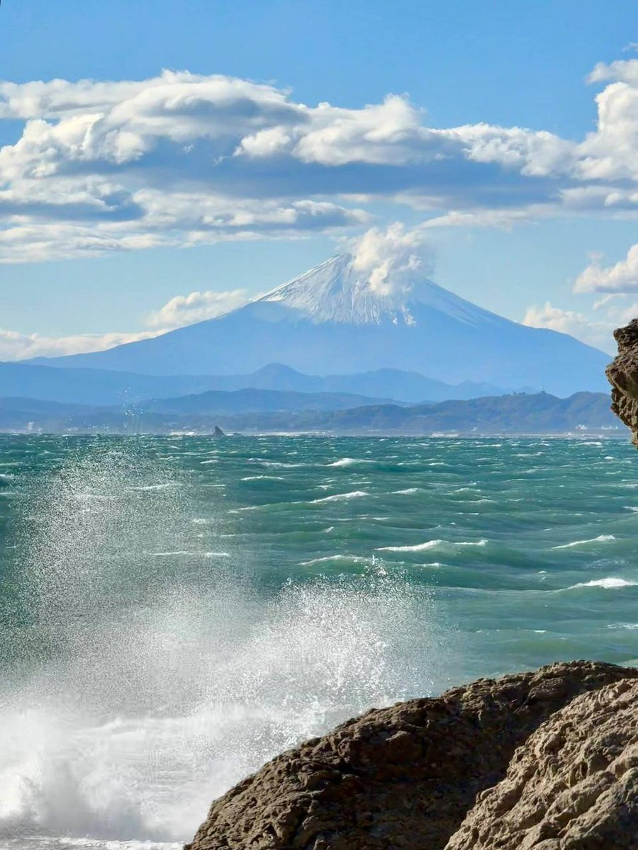 Learning_way_'s tweet image. Fragile people will go around saying that they are unfortunate, while strong people will only become stronger and stronger quietly.