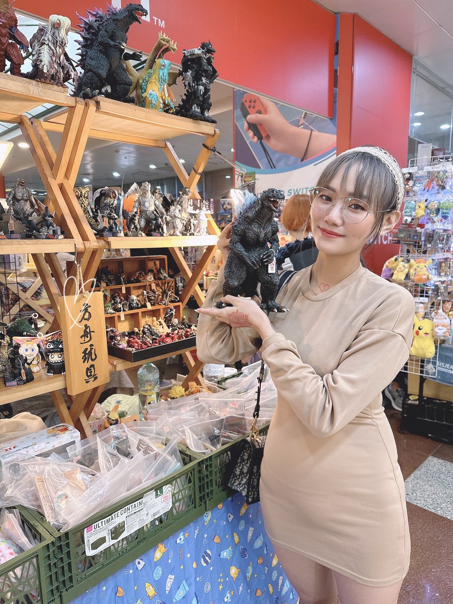 雖然憂鬱症很嚴重
但看到玩具就可以融入到我的快樂天堂
不知道還有什麼能讓我開心了
我就繼續玩玩具吧
😅 https://t.co/RWTWylMvBM