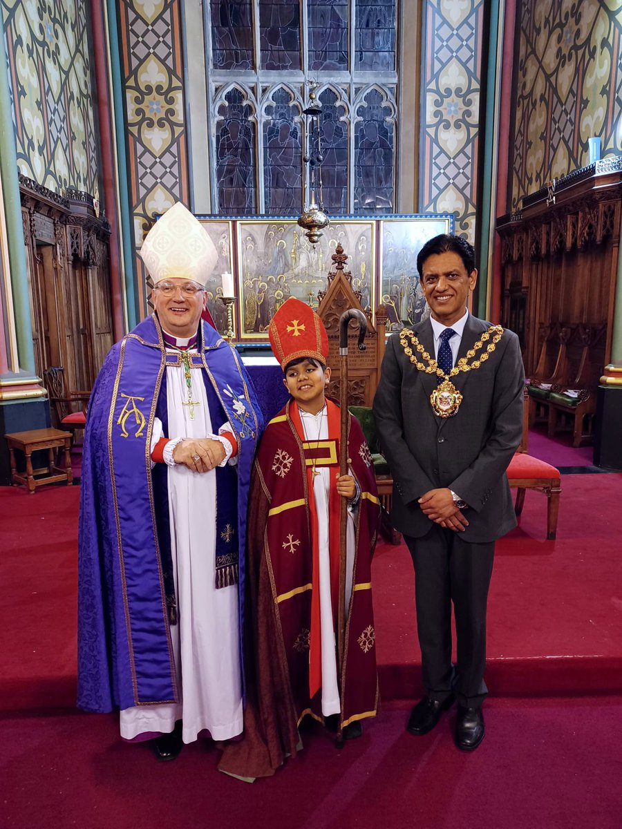 A wonderful Civic Carol Service with The Mayor of Oldham @ChauhanZahid @OldhamParish which included the Installation of the Youth Bishop. Thank you to everyone who made it so blessed &, in a special way, the young people whose contributions were memorable.