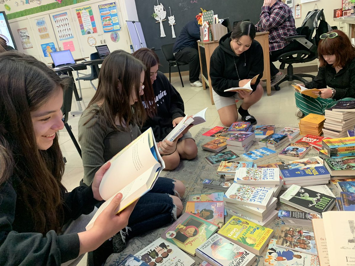 Thanks to a grant from @TMobile, we’re donating hundreds of books to schools in California! 📚🤎📚🖤📚