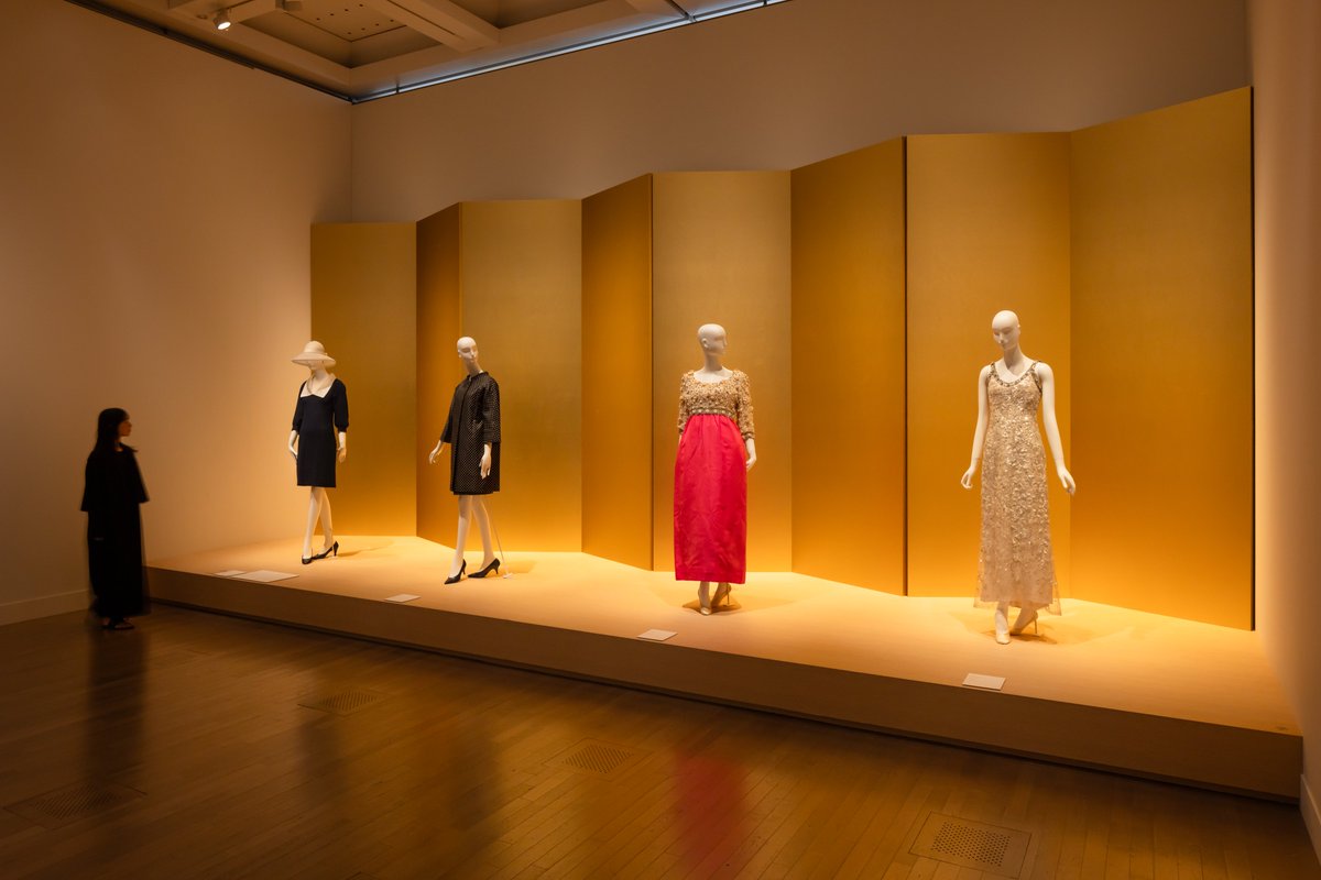 【#YSL展👗】12/11本日最終日！
「早くから私は日本を探し求めていた。そして、歴史がありながらもモダンなこの国にすぐに魅了され、それから幾度となく影響を受けてきたのである。」─イヴ・サンローラン

本展の最終章では、イヴ・サンローランと日本の関係を紐解きます。