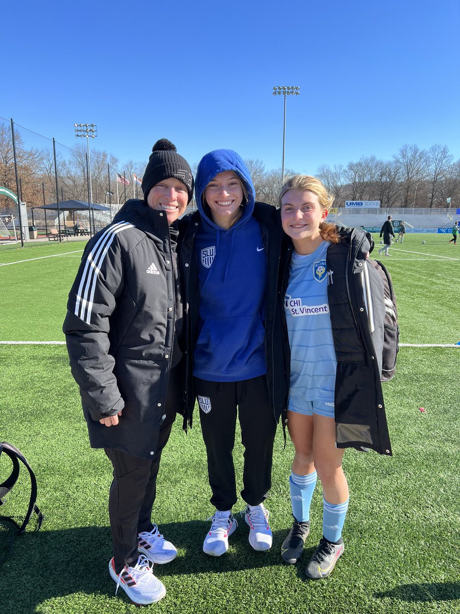 Thanks to Sam @Samdeluca23 for showing some of our 07s around campus and for coming to our 08s game! Always great to see former players support current players. 
#alwaysrising @AR_Rising07G @AR_Rising08G @arkansasrising @SLUWSoccer