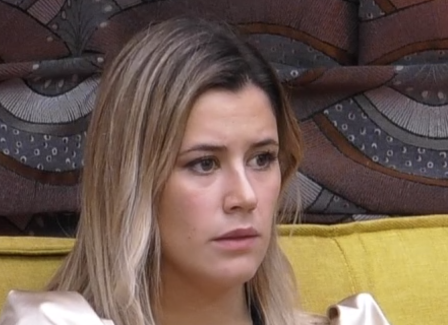 A carinha da pita, de barriga cheia.
"Ai não pode fazer isso... Há pessoas a ver. Que mensagem passa lá para fora"

Mete-te no caralho. És levada ao colinho e ainda vais meter veneno. Que nojo.

 #bbtvi