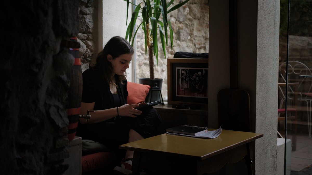 La <a href="/Ccostaca/">CarlaCosta</a> va ser acusada de pertànyer a una organització criminal per la seva participació a les protestes post sentència. Finalment ha estat condemnada a un any de presó, però per un tall de les vies del tren sense danys ni intimidació ni violència. #DretsVulnerats3Cat