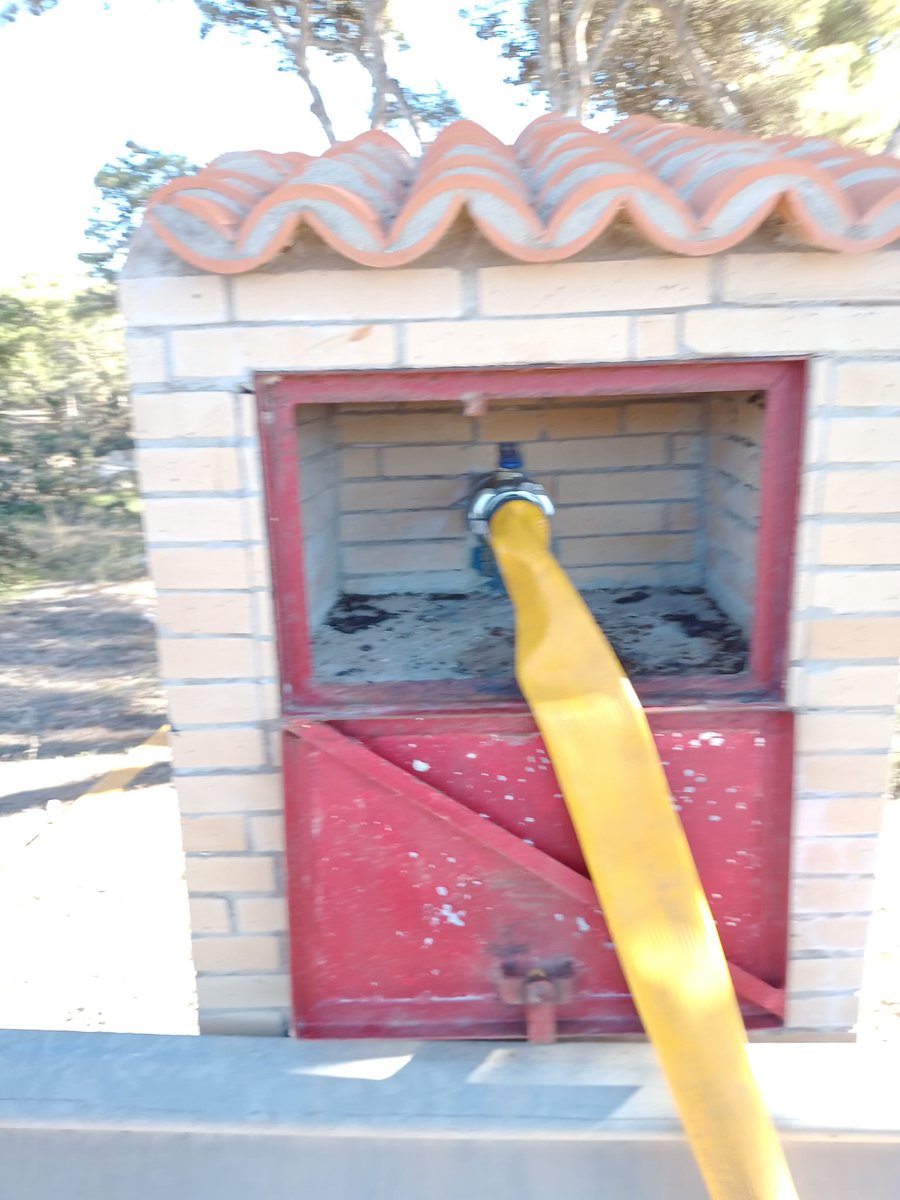 Esta mañana el turno de servicio realiza maniobras de revisión de Hidrantes 
- Polígono del SEPES 
- Ctra de circunvalación ML300 
- Los pinares de Rostrogordo 
#bomberosmelilla