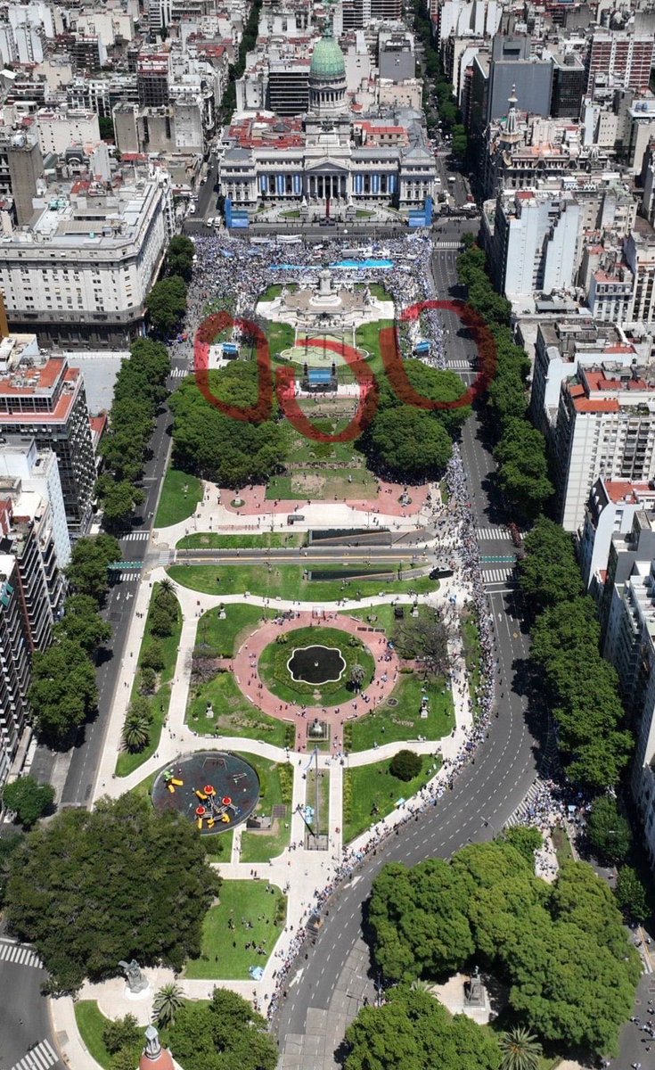 Esperaban un millón de personas y por ello pusieron estas tres pantallas en el centro de la Plaza Congreso que no sirvieron para nada. Con la tuya contribuyente.