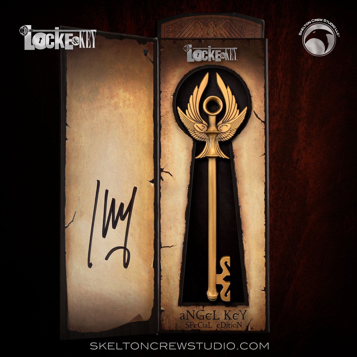 SkeltonCrew's tweet image. Merry Crewmas!
Like and share and we&apos;ll draw a winner each day at random all week! (US addresses only, please)
Day 1: From Locke &amp;amp; Key, it’s the Special Edition Angel Key signed by amazing colorist Jay Fotos!
Take flight for the holidays.
#5DaysofCrewmas