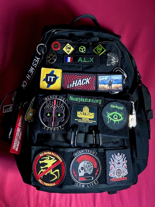 ALX Ⓥ🦾😎🤘 🇫🇷🇪🇺🏴‍☠️ 💙💛 on X: I updated the page about my backpack  on my web site with recent velcro patches and a new small sling bag. 🎒😎  #HackThePlanet #SlavaUkraini    /