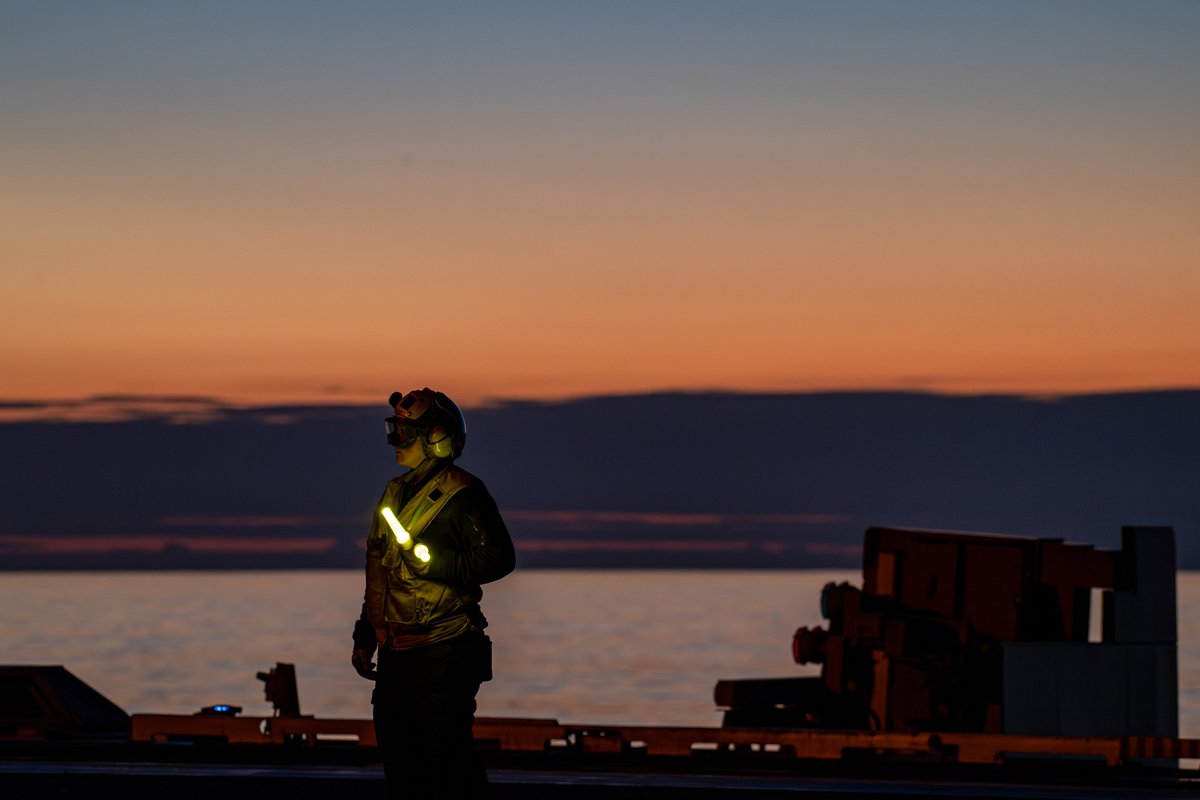 Flight ops during sunset ☀️ ✈️ 

U.S. Navy Aviation Boatswain’s Mate (Handling) 2nd Class Alyssa Johnson, from Los Angeles, directs aircraft on the flight deck of the Nimitz-class aircraft carrier USS Theodore Roosevelt (CVN 71). 

📸: MC3 Adina Phebus