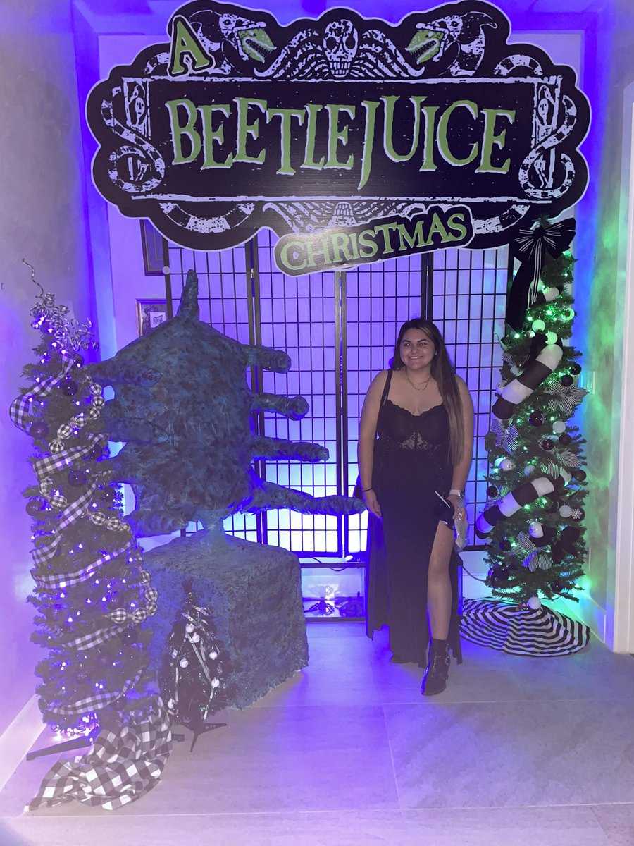 kianafloress's tweet photo. Beetlejuice made me do it🖤 https://t.co/7N7pP1U50E