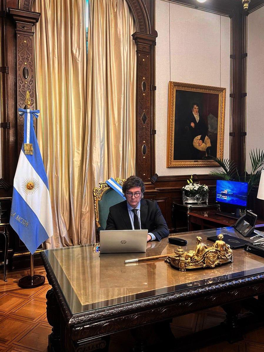 El Presidente de la República Argentina Javier Milei firmó el decreto de designación de ministros. Este decreto reduce la cantidad de ministerios existentes a 9.