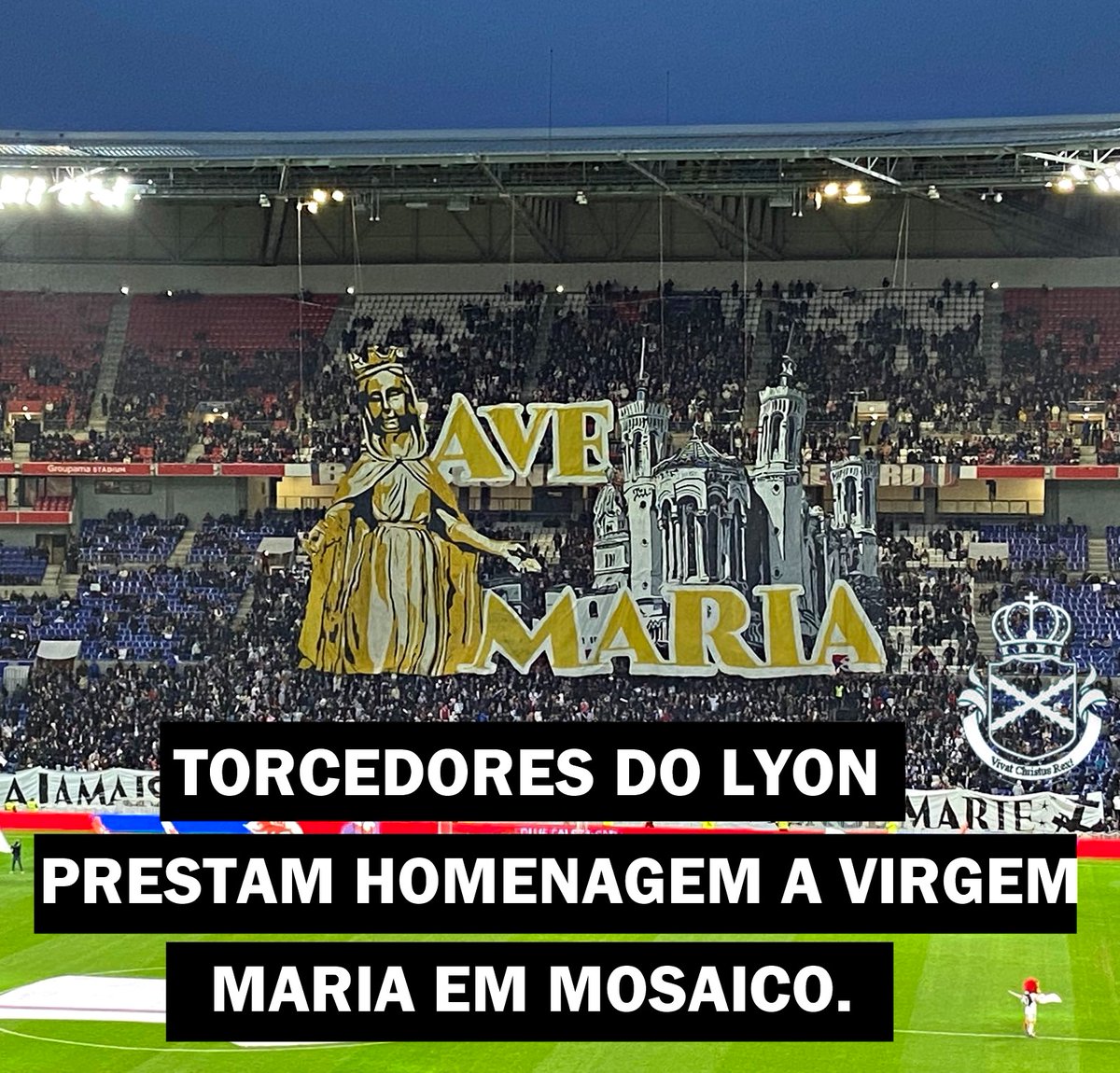 🇫🇷Torcedores do Clube Lyon da França prestam homenagem a Virgem Maria com lindo mosaico. Via: @KingBalduinoiv