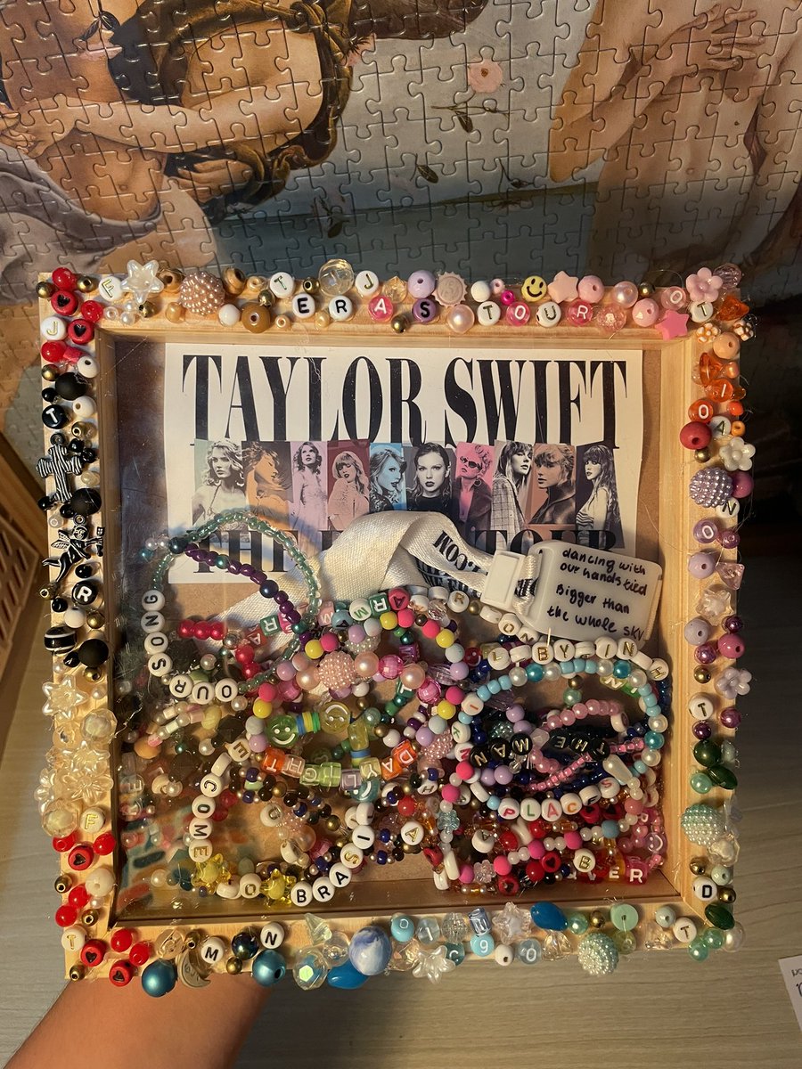 venusttpd's tweet image. depois de muita gambiarra e um dedo queimado finalmente terminei meu quadro da eras tour dia 19/11 eternizado 🫶🏻✨💫🤍