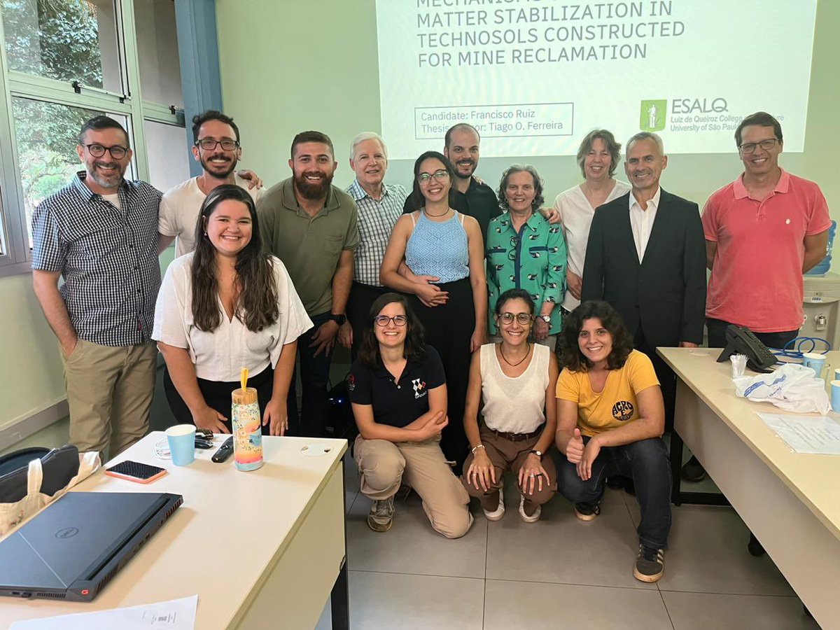 Last Wednesday, I successfully earned my Ph.D. title. I was honored to have an outstanding examining committee, including @CorneliaRumpel , @ChabbiAbad, and Fernando Andreote. Grateful for the unwavering support of my advisor, @Tiago_OFerreira, friends, and family.