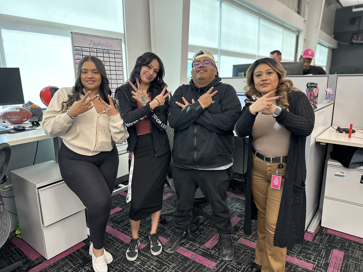 #SharkMuffins ending In the #1 spot in the Uncarrier LeaderBoard for November 🦈🧁@VirtualTalbott @JonFreier @JonM_VRM #VirtualRetail @cet3001 @adam_peeps @kskashuba @CurtislegendB1