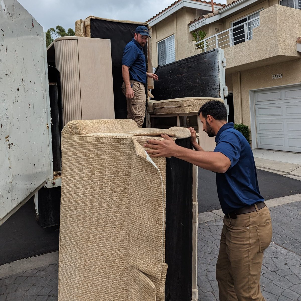 Haulbrosjunk's tweet image. Bid farewell to the old and embrace a home where each element contributes to a harmonious living experience. 🌺 #FarewellOld #HarmoniousHome