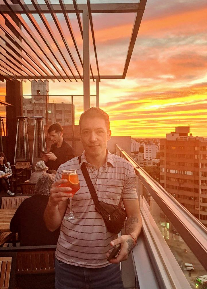 acareimon's tweet photo. Un brindis por el año que ya se termina 🥂 
#10DeDiciembre #acareimon #RamonBenitez https://t.co/UZX1M9123n