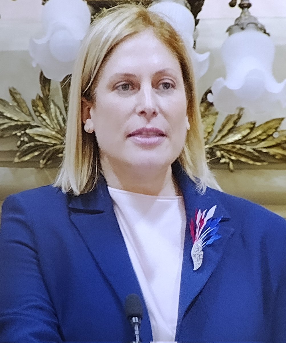 Hoy comienza un nuevo tiempo para #SantaFe . Con <a href="/maxipullaro/">Maximiliano Pullaro</a> y <a href="/GiScaglia/">Gisela Scaglia</a> , el trabajo y el esfuerzo volverán a poner a nuestra provincia al frente de nuestro país. #SantaFePuede #MaximilianoPullaroGobernador.