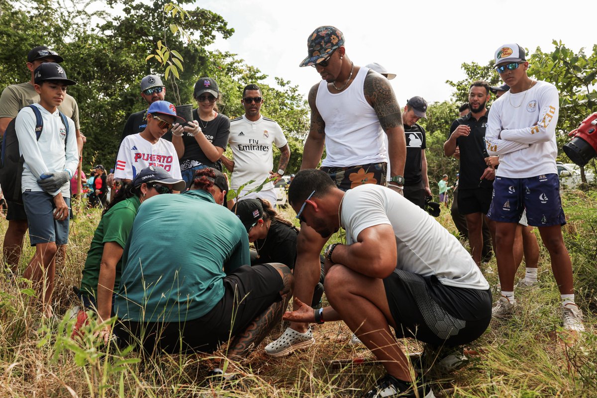 The Lindor, Berríos and Báez families, in addition to students of the Carlos Beltrán Baseball Academy, teamed together to help clean Las Ruinas beach in Aguadilla, Puerto Rico this weekend. ❤️