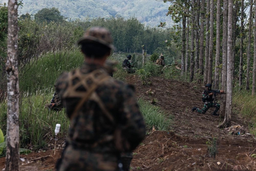 The Jungle U.S. Marines with Marine Rotational Force-Southeast Asia and Indonesian marines with 4th Marine Infantry Brigade, Pasmar 1, conduct a raid patrol during Keris Marine Exercise 2023 at Piabung Training Area in Sukabumi, Indonesia @USMC 📸 by St Shaina Jupiter