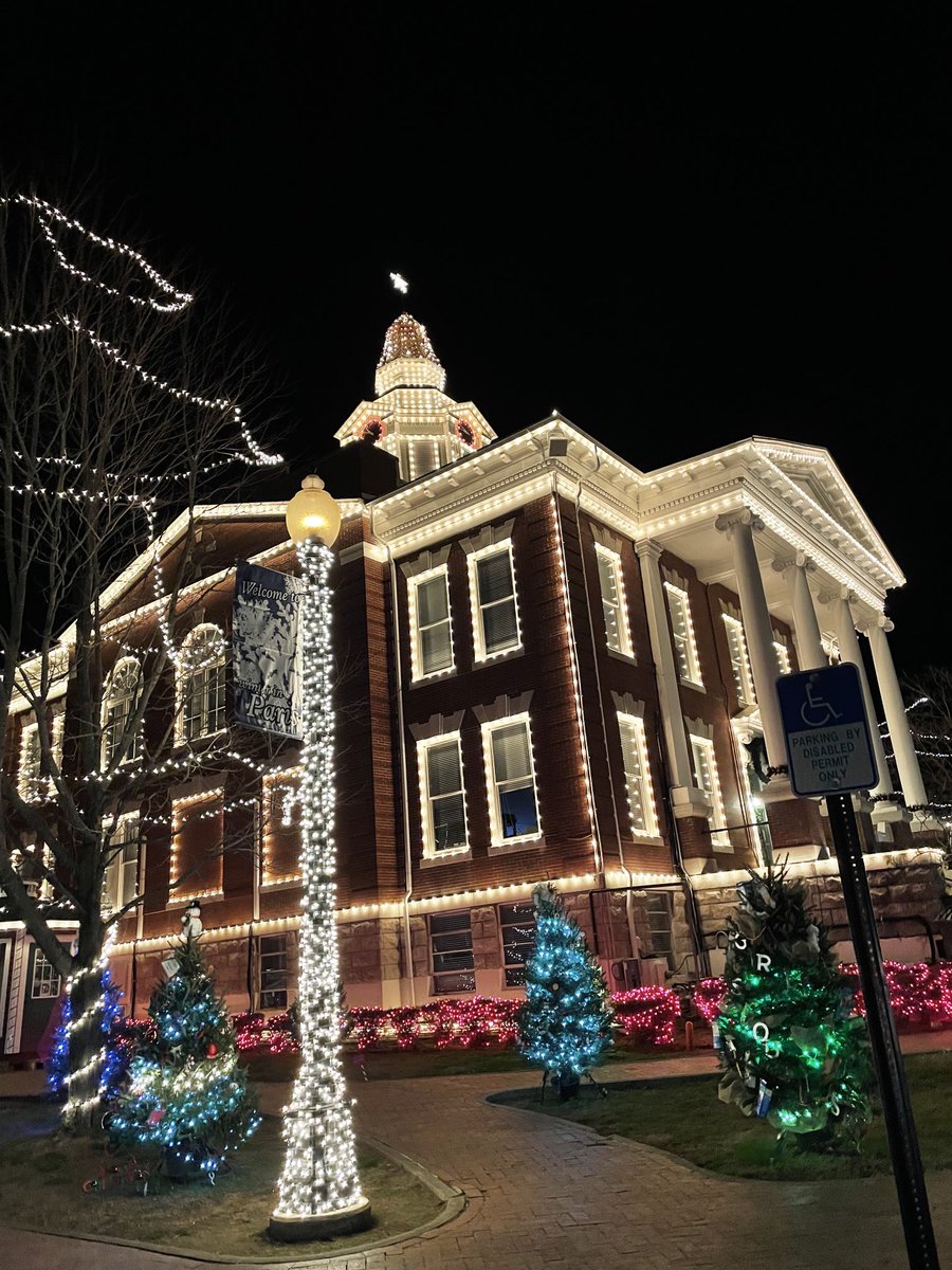 Love the courthouse in Paris at Christmas