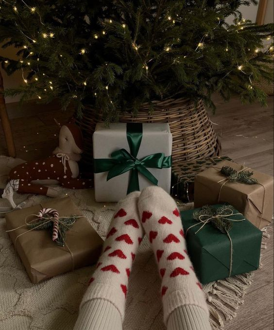 etherealdior's tweet image. 2 more mondays until christmas!