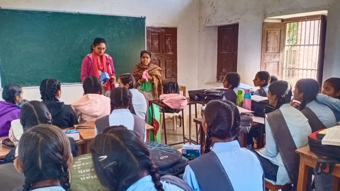 Engaging in open conversations about health, adolescence, and menstruation is crucial for empowering young minds. 🌸✨ Recently, under @ProjectBaala , we had enlightening discussions with the girls of Government Higher Secondary School in Nagpura and Jhadoli villages, Pindwara