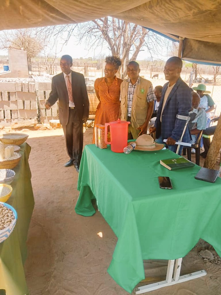 radiobukalanga's tweet photo. Kwabgwiligwa kun'hingo. Vula takakumbila, Ndzimu unohandula nenisa vula. Bukalanga weee,arise and shine in your fields...Radio Bukalanga inomuhhisila #PICSA mumiha yenyu. #limakunanjele #tipanamano #WFP #Agritex #MSD #vet https://t.co/XeUDjMp6qX