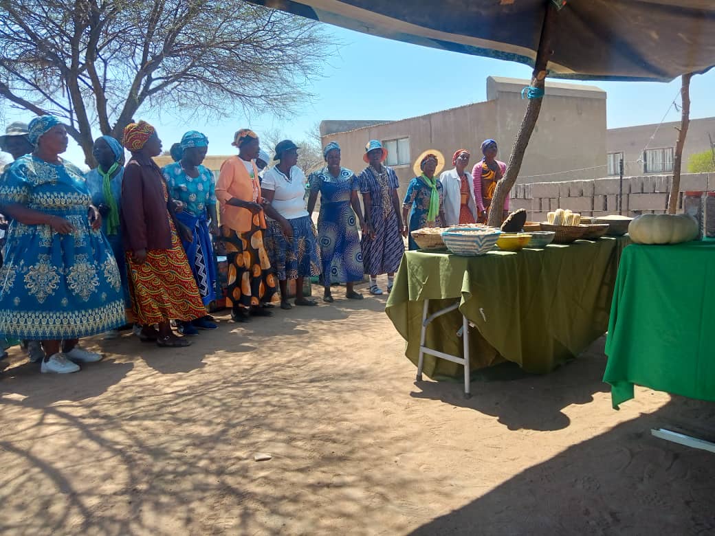 radiobukalanga's tweet photo. Kwabgwiligwa kun'hingo. Vula takakumbila, Ndzimu unohandula nenisa vula. Bukalanga weee,arise and shine in your fields...Radio Bukalanga inomuhhisila #PICSA mumiha yenyu. #limakunanjele #tipanamano #WFP #Agritex #MSD #vet https://t.co/XeUDjMp6qX