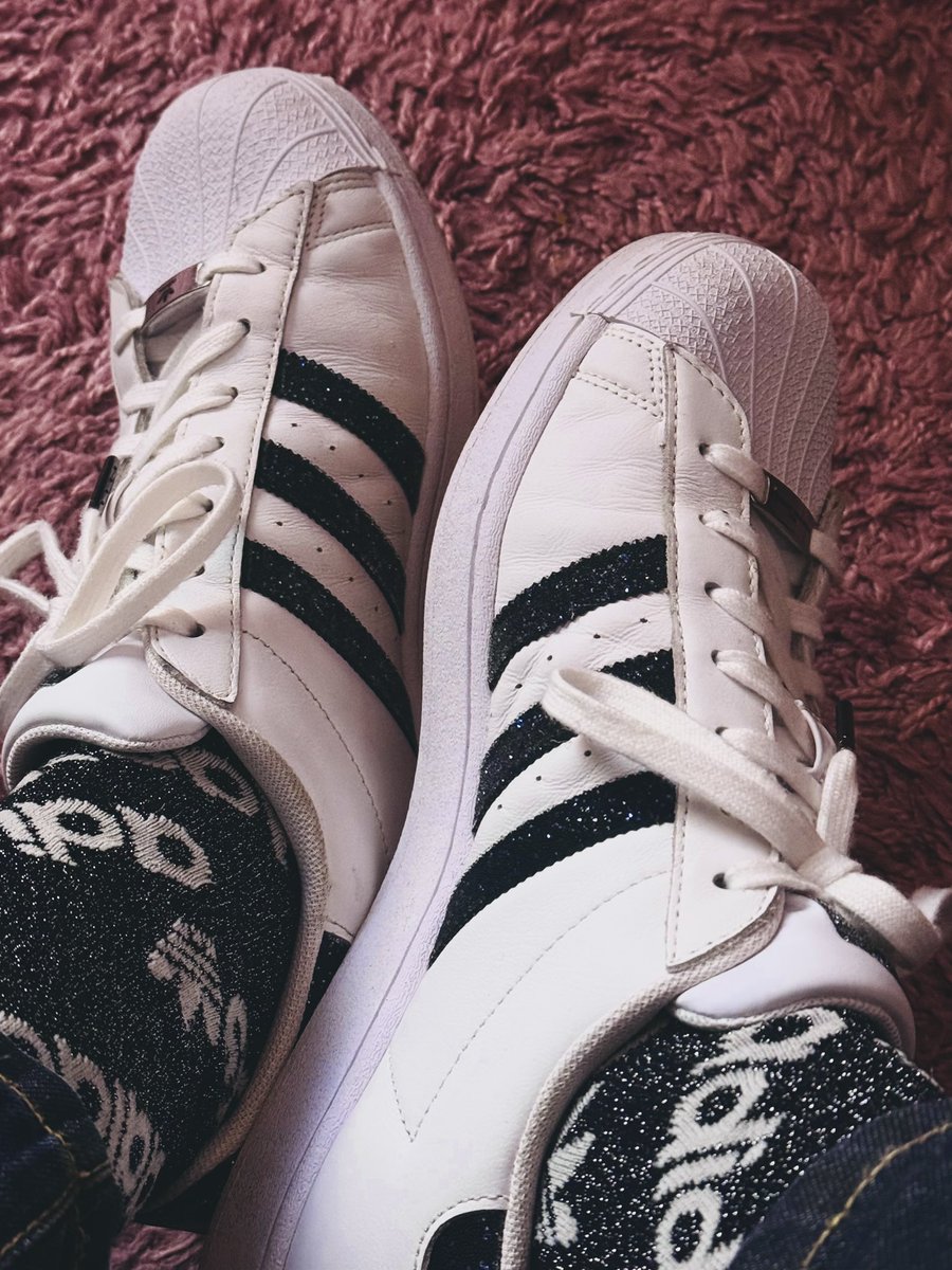 maickel1979's tweet photo. Today : ✨
Adidas Superstar Swarovski
#blingbling #Swarovski #adidas #adidassuperstar
#sneakers #adidasoriginals #superstar #gay #glitter #diamands #Crystals 💎
#socks #adidassocks #fun https://t.co/MVNurJTdO7