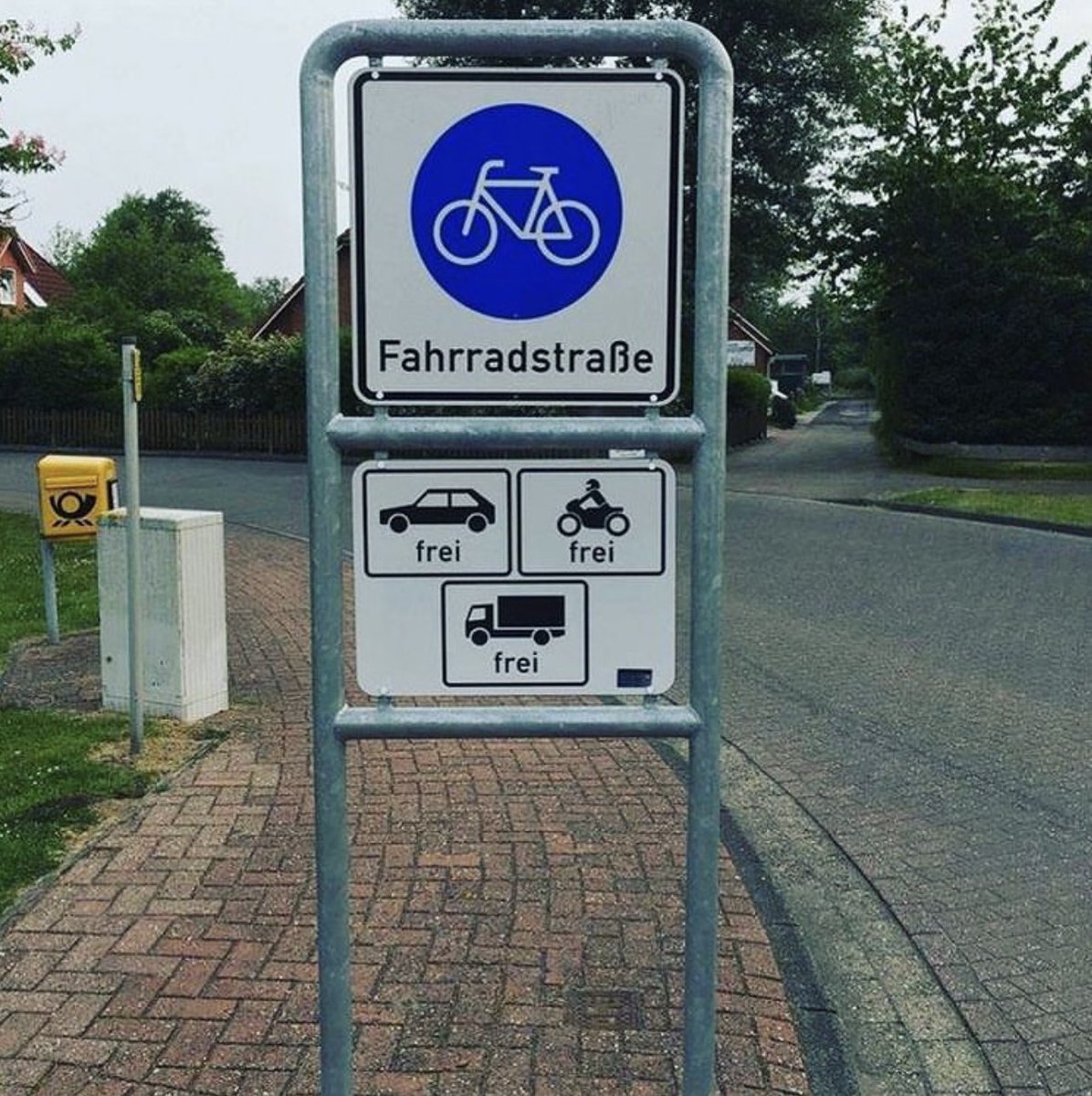 Verkehrspolitik in Deutschland. Finde die drei Fehler.  #Verkehrswende #MehrPlatzFürsRad