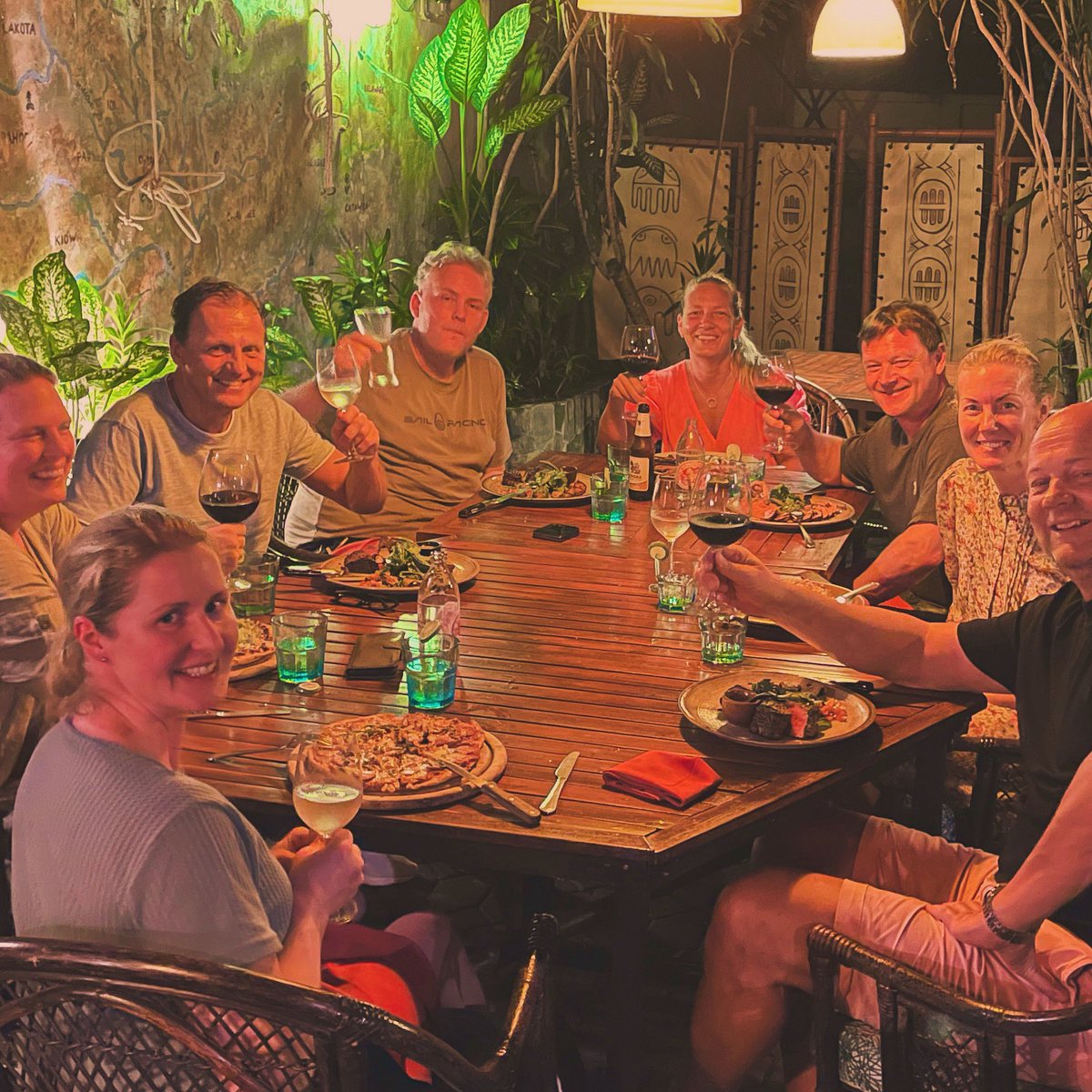 ”Vårt middagsgäng är bättre en ert ” 
Sundsvallskille med 7000 kusksegrar, En som vunnit Prix de France, Värmlandspöjk som passerade 1000 tränarsegrar under året och några som vunnit Svenskt Travkriterium
En bättre kväll ! 🌟😊<a href="/ulfstenstromer/">Stall Stenstromer</a> <a href="/martinalunde/">Martina Lunde</a>  <a href="/ElinGustavsso13/">Elin Gustavsson</a>