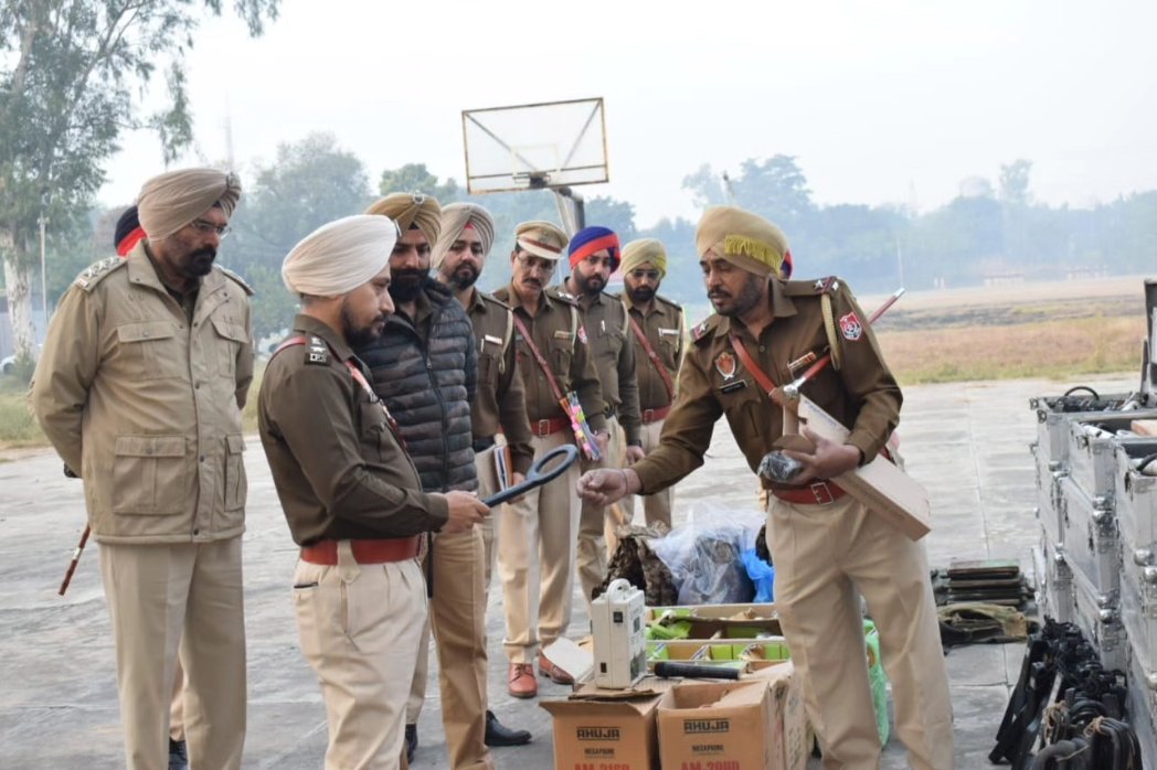 RupnagarPolice's tweet image. Today, weekly parade was held at Police Lines Ropar which was followed by Briefing of force, inspection of MSK stocks and orderly room.
#generalparade
#fitcop
#professionalpolice