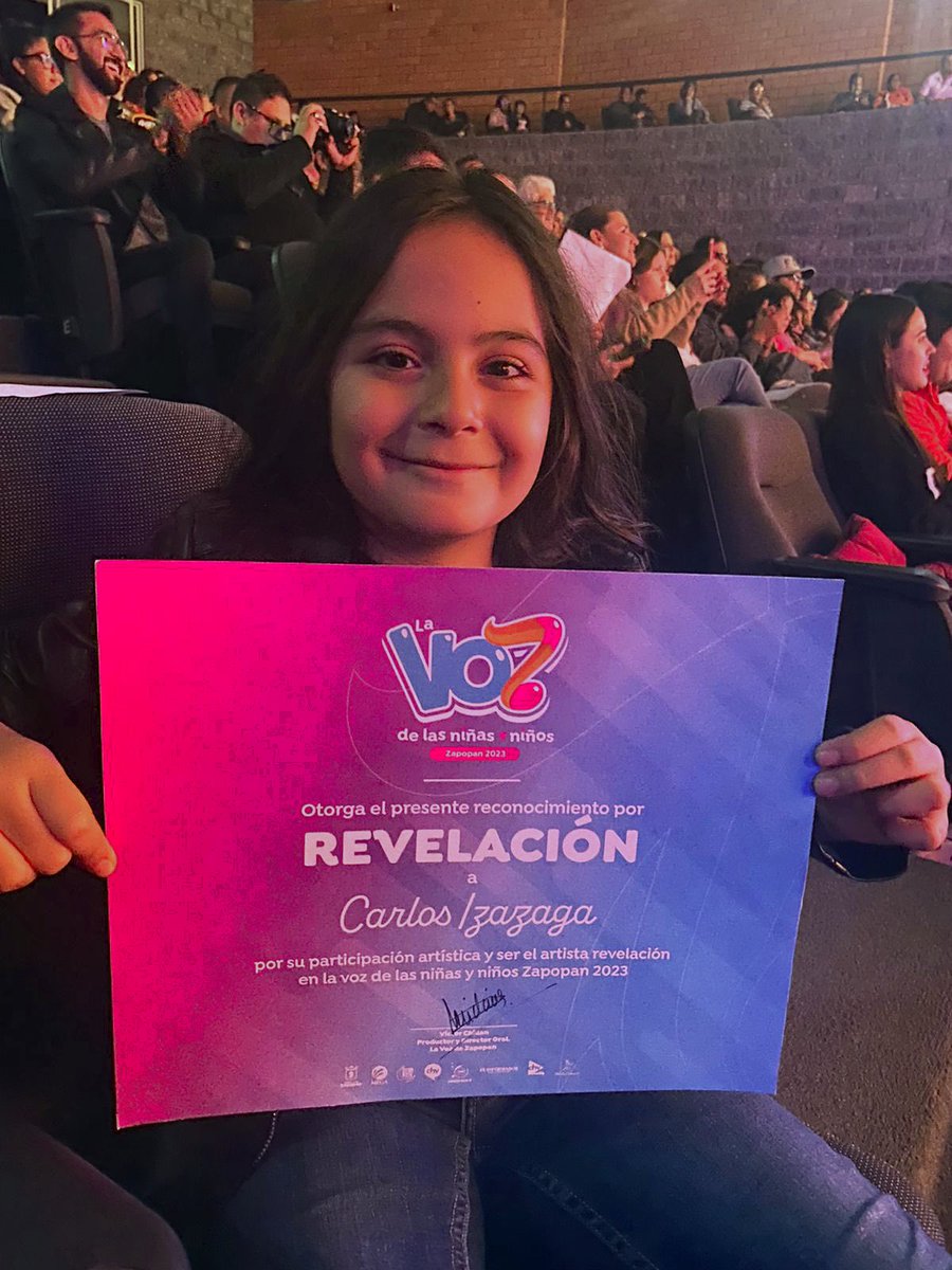 dizazaga's tweet photo. Pues mi hijo Carlos Fernando recibió el reconocimiento a la “Revelación” de La Voz de las niñas y niños Zapopan 2023.
¡Gracias @ZapopanGob! https://t.co/V31kBOaPsO