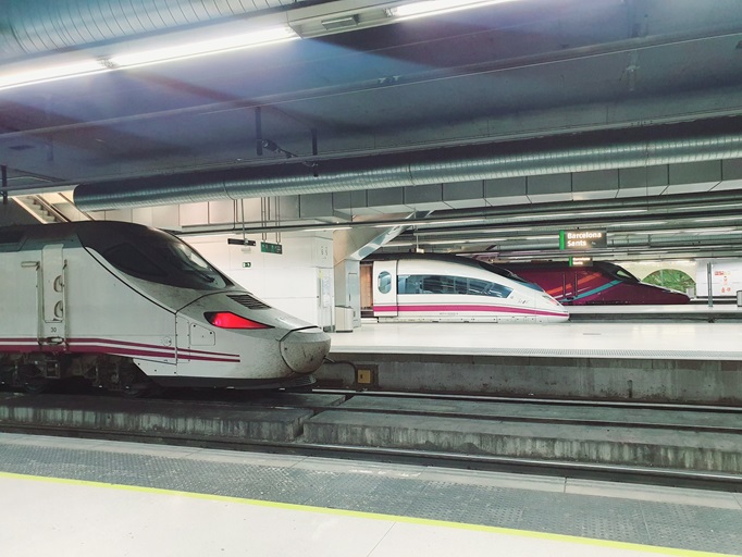 Renfe (@renfe) on Twitter photo Buen día.
Bon dia.
Egun on.
Bo día.
#Felizlunes y #felizsemana
(Fotografía cortesía de <a href="/Juanjosedesign/">Industrial Designer | Juanjo de Hoyos Vasco</a>. Muchas gracias, Juanjo.) Buen día.
Bon dia.
Egun on.
Bo día.
#Felizlunes y #felizsemana
(Fotografía cortesía de <a href="/Juanjosedesign/">Industrial Designer | Juanjo de Hoyos Vasco</a>. Muchas gracias, Juanjo.)