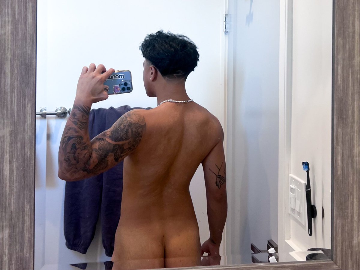 hungfilipino's tweet photo. feeling: submissive and breedable 🧎🏽‍♂️ https://t.co/FoMM842gJd
