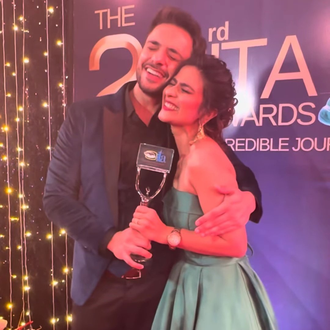 shaamgulabii's tweet image. pov: #kaviaan after katha wins best architect of the year award 🥹❤

#kathaankahee