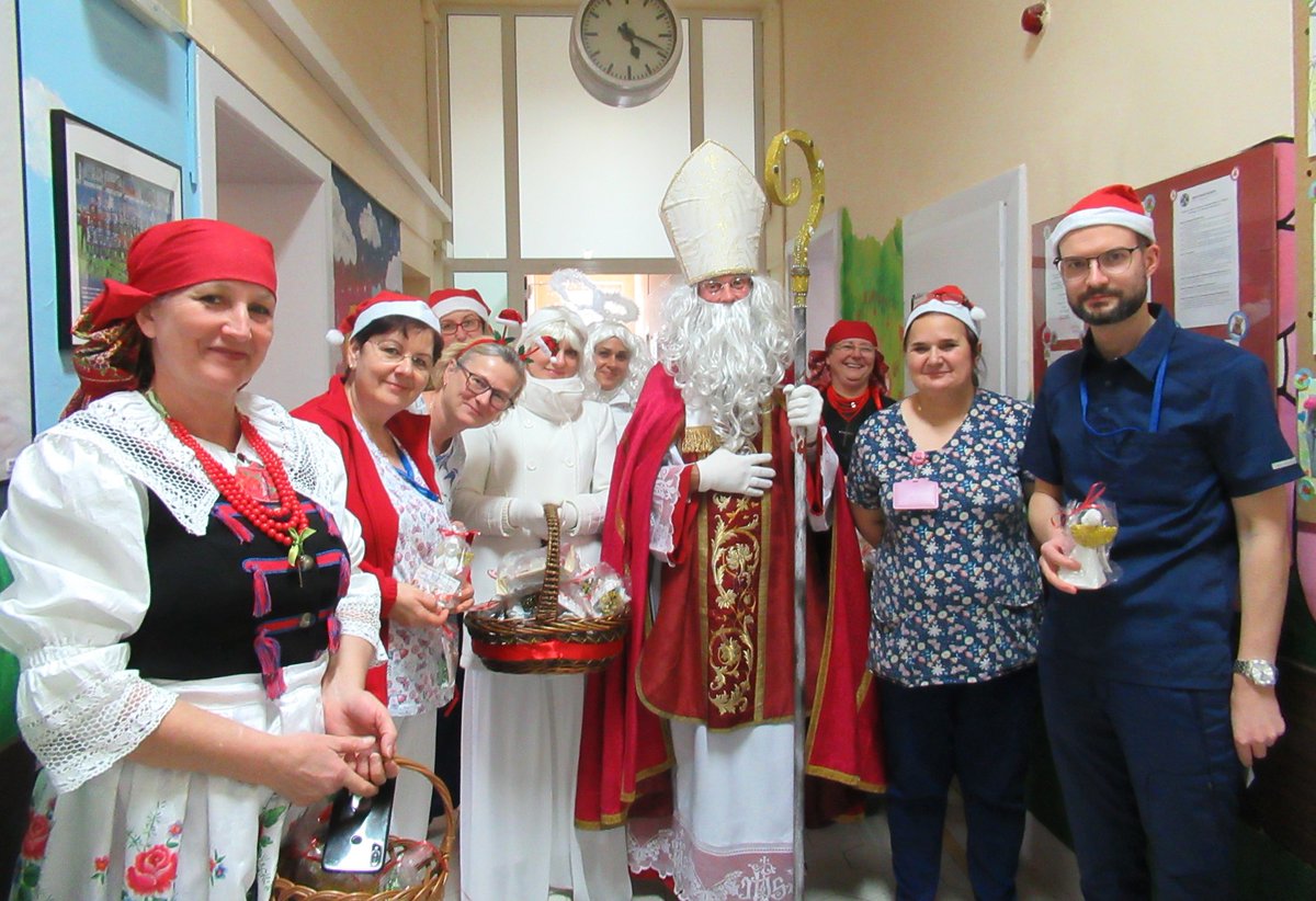 AnnaGinal's tweet photo. Takie cuda i najprawdziwszy Święty Mikołaj w Szpitalu Miejskim nr 4 @Miasto_Gliwice 🎄⭐️ https://t.co/TqCKzM7oyd