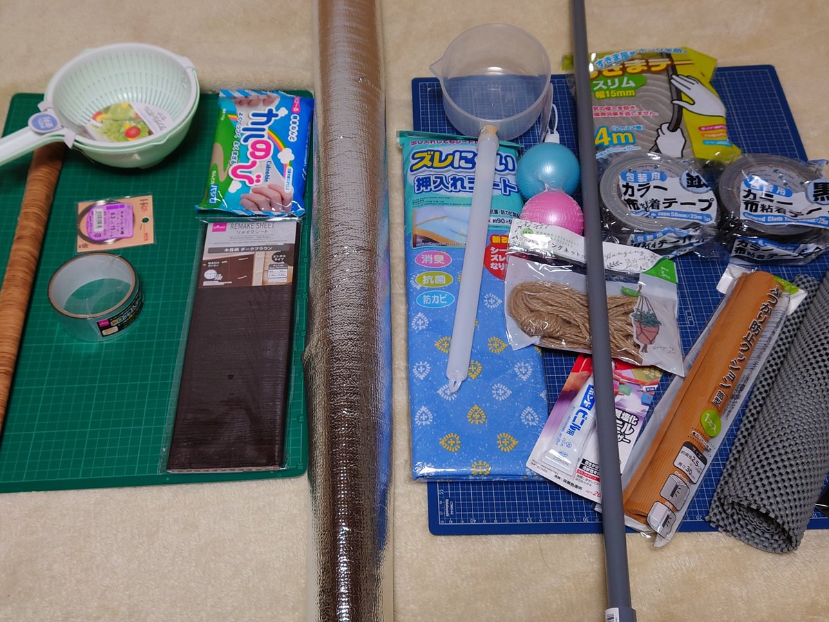 dSPJwUtfsZH7ljC's tweet photo. #LARP武具工作会 #Liglocus
武器制作にあたり購入した物で
左が実戦に耐えられない物
右が使える物
【駄目な理由】
ザルや粘土は壊れ易い
シールは剥がれ易い
木・金属やアルミ箔は肌を傷つける
【推奨材料】
心材はプラ
クッション力が高い
変質しにくい
修理が簡単　等
…でした！勉強になるなぁ https://t.co/QwIxapjhs3