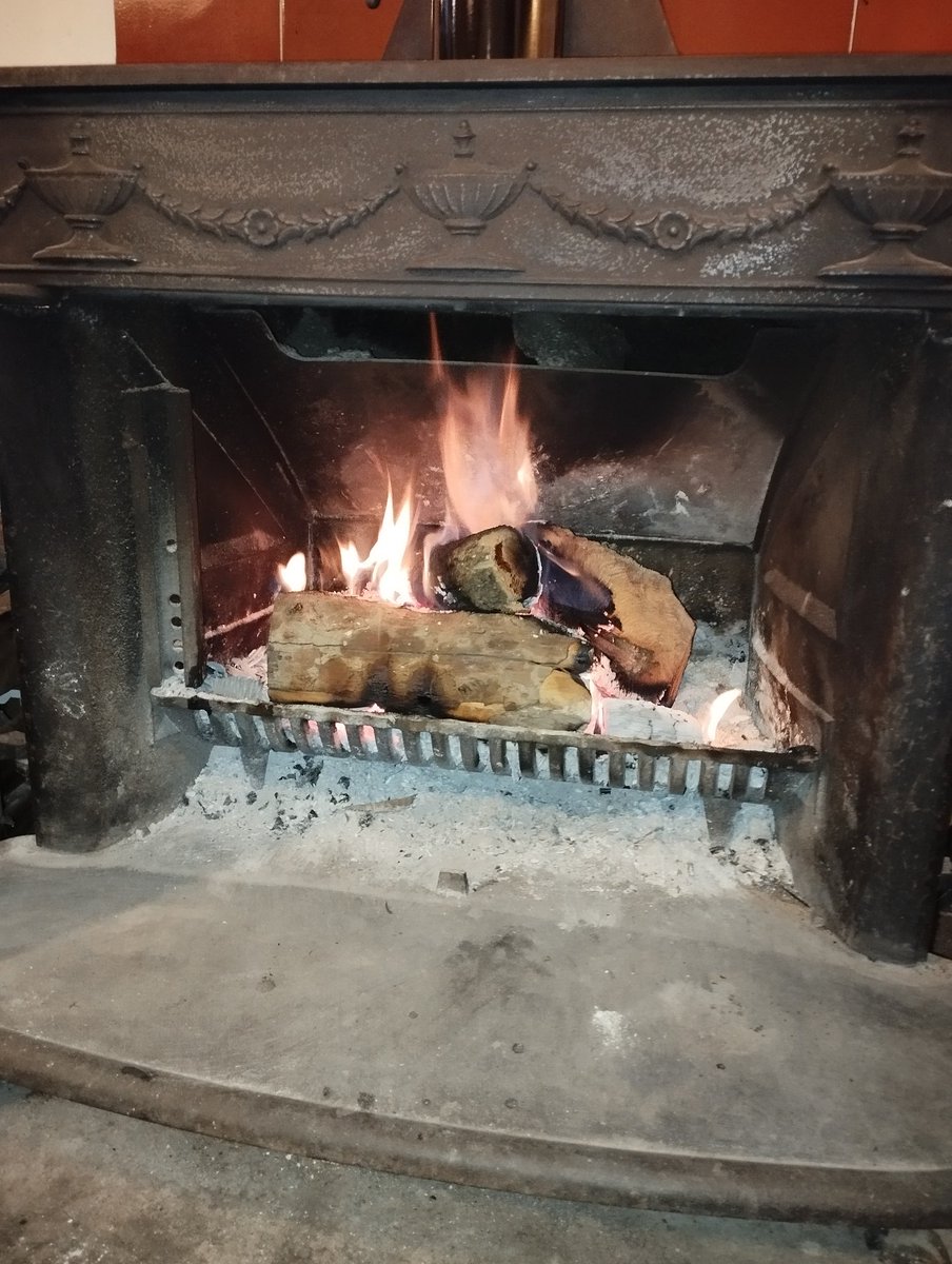 Cuando en la calle el frío te hiela la cara, entras en casa y te encuentras la estufa asi, que alegría me da ♥️