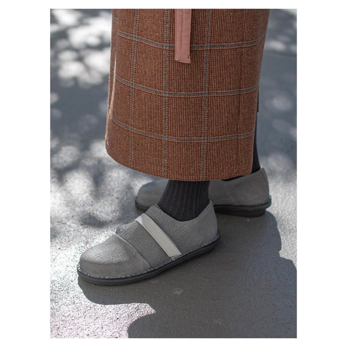 trippen_japan's tweet image. 「Oskar」
&quot;Pre spring model&quot;

grey-mfl/perla-wax
women

クラシカルなベロクロストラップシューズ。
グレーの柔らかなエルクレザーを使用しています。
ストラップ部分にはパールグレーのレザーを使用しました。

#trippen 
#トリッペン
#prespring