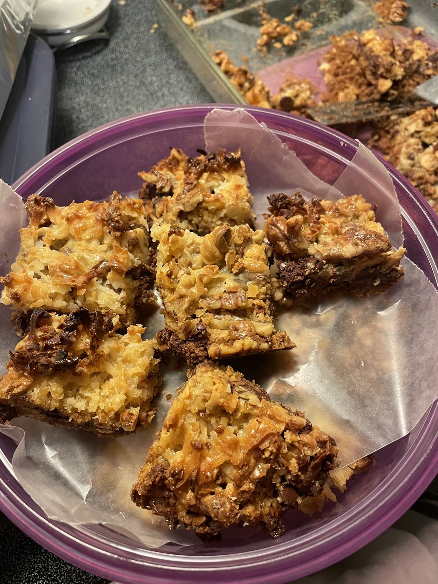 pratt_gr's tweet photo. Getting ready for work tomorrow…packed my lunch and bowl full of goodness
#sevenlayer #dreambars https://t.co/38Zx4iuMKd
