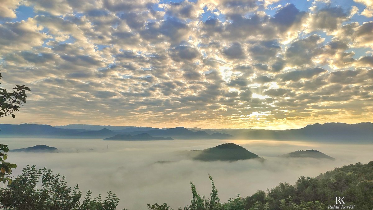 Rahul_Gonzalez7's tweet photo. How many Lessons of Faith and Beauty we should lose, if there were no Winter in a year.
🏞🖼🌄🛣🚵🚵📸📸
#Myanmar #Mandalay
#Mobilephotography 
#Nature #NaturalBeauty #naturelovers #Travel #wanderlust #traveldestination  #travelinspiration #landscapephotography #landscapelovers https://t.co/yQkxw3ytXy