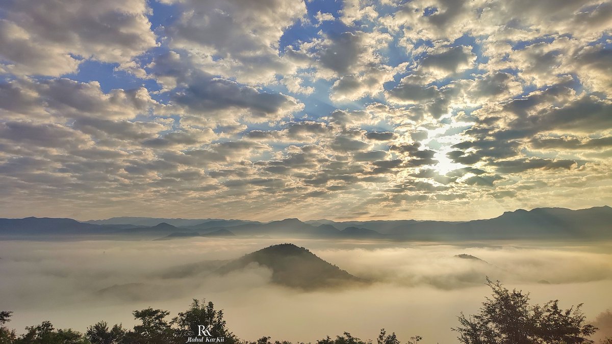 Rahul_Gonzalez7's tweet photo. How many Lessons of Faith and Beauty we should lose, if there were no Winter in a year.
🏞🖼🌄🛣🚵🚵📸📸
#Myanmar #Mandalay
#Mobilephotography 
#Nature #NaturalBeauty #naturelovers #Travel #wanderlust #traveldestination  #travelinspiration #landscapephotography #landscapelovers https://t.co/yQkxw3ytXy