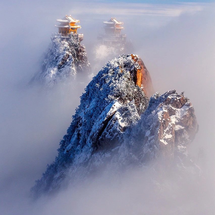 TravelHaki's tweet photo. 𝑵𝒖́𝒊 𝑳𝒂̃𝒐 𝑸𝒖𝒂̂𝒏 - 𝑯𝒂̀ 𝑵𝒂𝒎, 𝑻𝒓𝒖𝒏𝒈 𝑸𝒖𝒐̂́𝒄 🇨🇳

🌟Khái quát núi Lão Quân
🏔️Núi Lão Quân nằm trong công viên địa chất quốc gia Phục Ngưu ở tỉnh Hà Nam, Trung Quốc được mệnh danh "Thiên hạ danh quan", ý chỉ ngọn núi nổi tiếng cả nước.

🏔️Núi Lão Quân là ngọn núi nổi tiếng ở Trung Quốc với phong cảnh đẹp tuyệt vời. Núi thuộc một phần dãy núi Tần Lĩnh, đồng thời là đỉnh cao nhất của dãy Phục Ngưu với độ cao 2.217 mét so với mực nước biển.
🌟Cảnh sắc thần tiên trên núi Lão Quân
🏔️Núi Lão Quân có hơn hai ngàn năm trăm năm lịch sử về văn hóa Đạo giáo. Trong thời Đông Chu, Lão Tử đến đây để ẩn dật, ông được đồng nhất với Thái Thượng Lão Quân.
🏔️Về sau, vào thời Bắc Ngụy, rồi đến Trinh Quán, miếu Thiết đỉnh Lão Quân được xây dựng, Đường Thái Tông Lý Thế Dân đã đặt tên ngọn núi là núi Lão Quân, đưa núi trở thành dòng chính và là nơi linh thiêng của Đạo giáo chính thống.

🏔️Núi Lão Quân là một điểm thu hút khách du lịch cấp quốc gia 5A, là thánh địa Đạo giáo ở miền Bắc Trung Quốc, đại diện nổi bật của văn hóa cảnh quan đồng bằng Trung Nguyên.
🚡Để lên được đỉnh núi Lão Quân, du khách có thể đi theo cáp treo hoặc đi bộ. Nơi tốt nhất để du khách có thể ngắm nhìn phong cảnh của ngôi chùa chính và 3 tòa tháp là đỉnh núi Mã Tông.🚠
🏔️Toàn bộ khu bảo tồn thiên nhiên này là sự kết hợp giữa vẻ đẹp tự nhiên và văn hóa Đạo giáo. Khu vực xung quanh ngôi đền chính và ba tòa tháp còn có 16 ngôi đền thờ Đạo giáo khác, 6 trong số đó đã được trùng tu lại để chào đón khách du lịch.

🏔️Không khí trên núi Lão Quân rất trong lành, cảnh sắc thần tiên, mỗi mùa có một vẻ đẹp riêng, nhưng đặc biệt tuyệt đẹp vào tháng 10 khi bắt đầu có tuyết rơi.

#Travel #TravelTheWorld #dulich #travelphotography