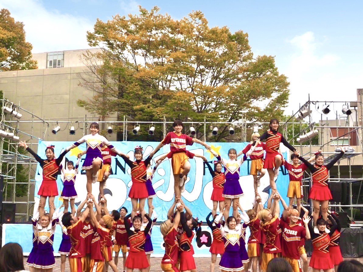 spiders_cheer's tweet photo. 【🎓活動報告🎓】
⁡11/4(土)に『NANZAN FESTIVAL 2023』に出演しました🪽
⁡
南山大学の女子チア“RUSTLESさん”と
“KOALASさん”とのスペシャルコラボパフォーマンスも披露しました❤️🐨🕸️

今年は入場制限がなかったので、たくさんの方々にパフォーマンスを観ていただき、とても嬉しかったです😆🌱 https://t.co/hxOCEmIc2Q