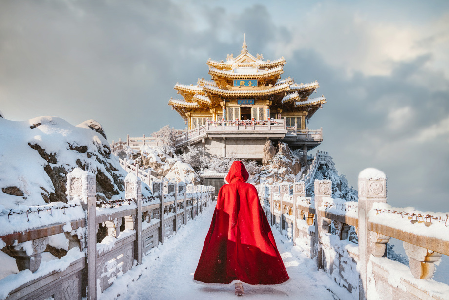 TravelHaki's tweet photo. 𝑵𝒖́𝒊 𝑳𝒂̃𝒐 𝑸𝒖𝒂̂𝒏 - 𝑯𝒂̀ 𝑵𝒂𝒎, 𝑻𝒓𝒖𝒏𝒈 𝑸𝒖𝒐̂́𝒄 🇨🇳

🌟Khái quát núi Lão Quân
🏔️Núi Lão Quân nằm trong công viên địa chất quốc gia Phục Ngưu ở tỉnh Hà Nam, Trung Quốc được mệnh danh "Thiên hạ danh quan", ý chỉ ngọn núi nổi tiếng cả nước.

🏔️Núi Lão Quân là ngọn núi nổi tiếng ở Trung Quốc với phong cảnh đẹp tuyệt vời. Núi thuộc một phần dãy núi Tần Lĩnh, đồng thời là đỉnh cao nhất của dãy Phục Ngưu với độ cao 2.217 mét so với mực nước biển.
🌟Cảnh sắc thần tiên trên núi Lão Quân
🏔️Núi Lão Quân có hơn hai ngàn năm trăm năm lịch sử về văn hóa Đạo giáo. Trong thời Đông Chu, Lão Tử đến đây để ẩn dật, ông được đồng nhất với Thái Thượng Lão Quân.
🏔️Về sau, vào thời Bắc Ngụy, rồi đến Trinh Quán, miếu Thiết đỉnh Lão Quân được xây dựng, Đường Thái Tông Lý Thế Dân đã đặt tên ngọn núi là núi Lão Quân, đưa núi trở thành dòng chính và là nơi linh thiêng của Đạo giáo chính thống.

🏔️Núi Lão Quân là một điểm thu hút khách du lịch cấp quốc gia 5A, là thánh địa Đạo giáo ở miền Bắc Trung Quốc, đại diện nổi bật của văn hóa cảnh quan đồng bằng Trung Nguyên.
🚡Để lên được đỉnh núi Lão Quân, du khách có thể đi theo cáp treo hoặc đi bộ. Nơi tốt nhất để du khách có thể ngắm nhìn phong cảnh của ngôi chùa chính và 3 tòa tháp là đỉnh núi Mã Tông.🚠
🏔️Toàn bộ khu bảo tồn thiên nhiên này là sự kết hợp giữa vẻ đẹp tự nhiên và văn hóa Đạo giáo. Khu vực xung quanh ngôi đền chính và ba tòa tháp còn có 16 ngôi đền thờ Đạo giáo khác, 6 trong số đó đã được trùng tu lại để chào đón khách du lịch.

🏔️Không khí trên núi Lão Quân rất trong lành, cảnh sắc thần tiên, mỗi mùa có một vẻ đẹp riêng, nhưng đặc biệt tuyệt đẹp vào tháng 10 khi bắt đầu có tuyết rơi.

#Travel #TravelTheWorld #dulich #travelphotography